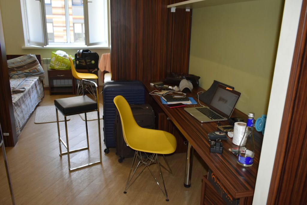 מאחורי הקלעים של כתיבת תסריט – מהרעיון הראשוני ועד הדף הראשון