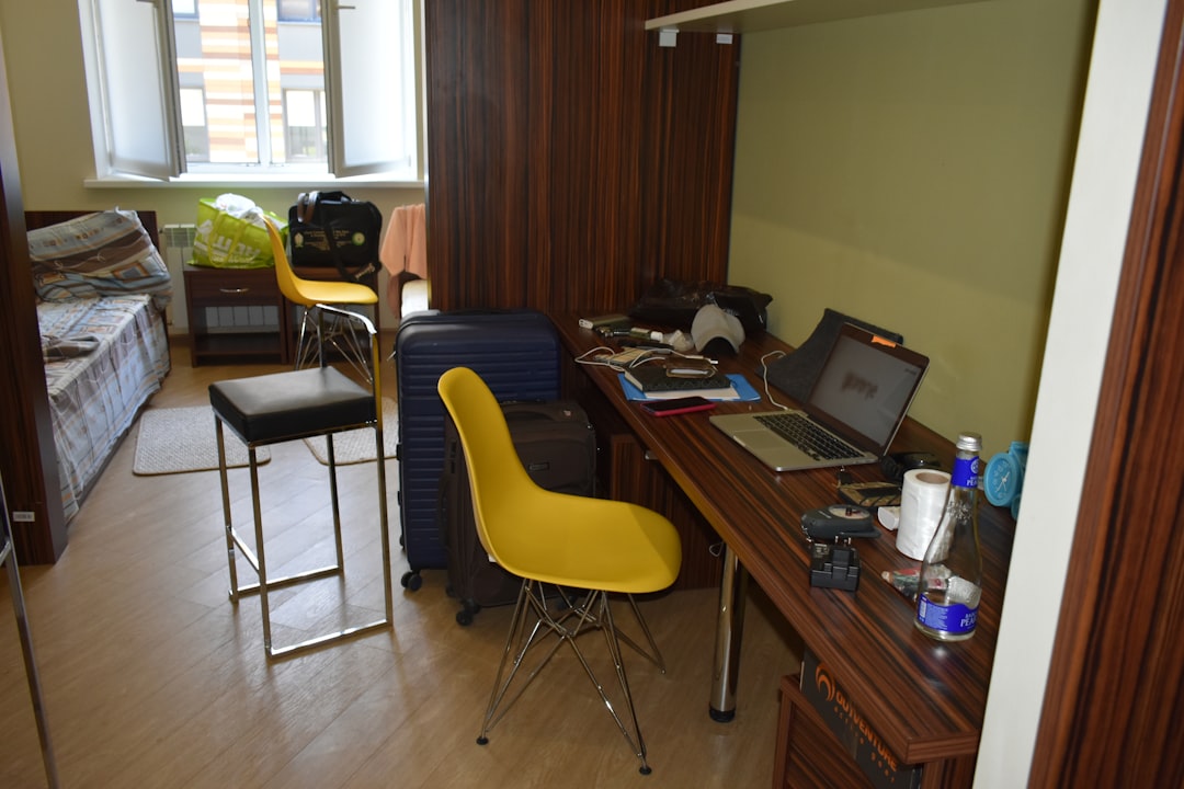 מאחורי הקלעים של כתיבת תסריט – מהרעיון הראשוני ועד הדף הראשון